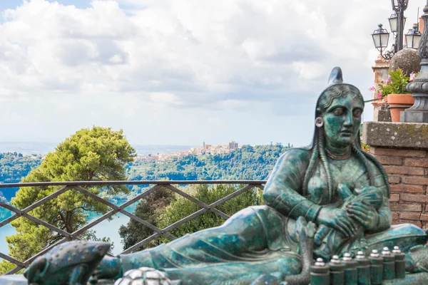 Nemi Genzano ve anne heykeli