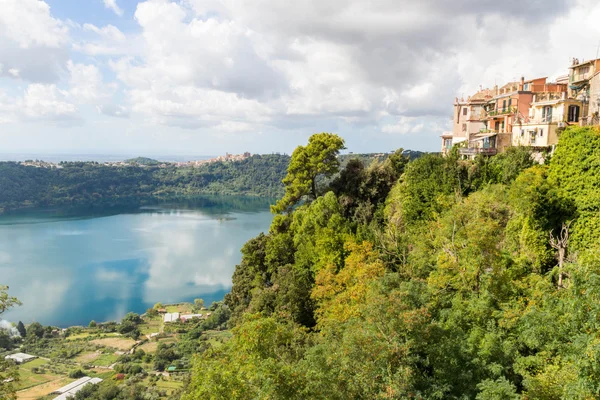 Nemi e il suo lago Foto Stock