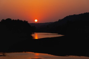 Gün batımı, gün doğumu, nehirde yansıma
