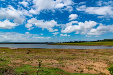 Göl üzerinde beyaz bulutlu mavi gökyüzü