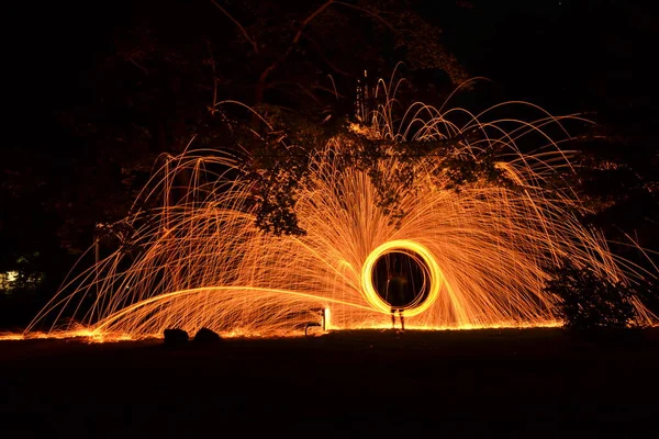 Pintura Fotográfica Brillante Con Alambre Acero Naturaleza Por Noche Conectado —  Fotos de Stock