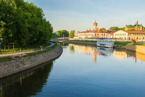Uvod 河和路堤在伊万诺沃市 — 图库照片
