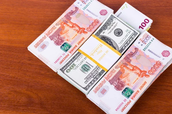 Attracting wealth: stacks of cash in different currencies are on the table — Stock Photo, Image