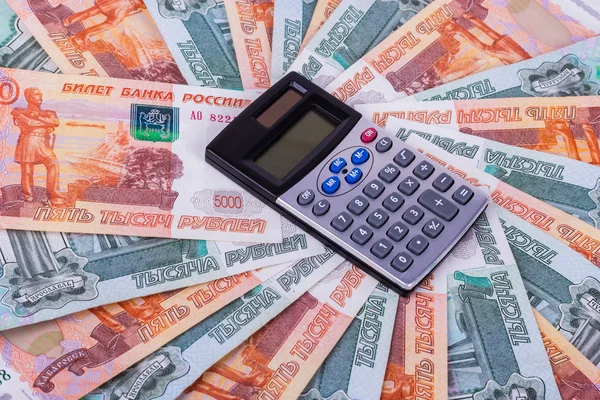 Calculadora está no fundo do dinheiro — Fotografia de Stock