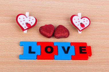 Yazıt ve dört farklı kalpler seviyorum