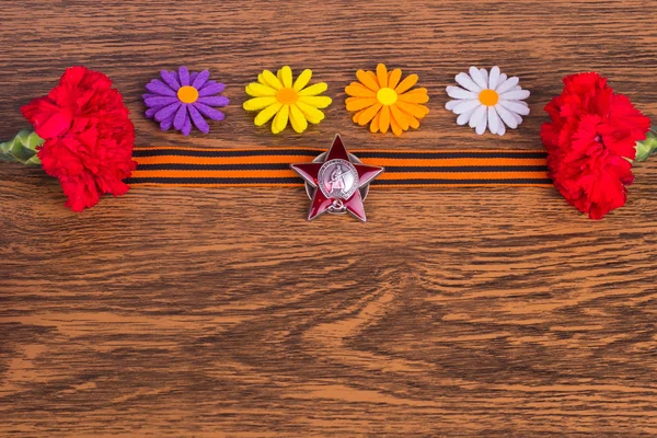 Fleurs, oeillets, ruban Grigoryevskaya, l'ordre de l'étoile rouge an — Photo