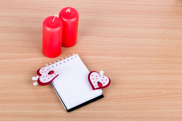 İki mum, bir dizüstü bilgisayar ve iki kalp