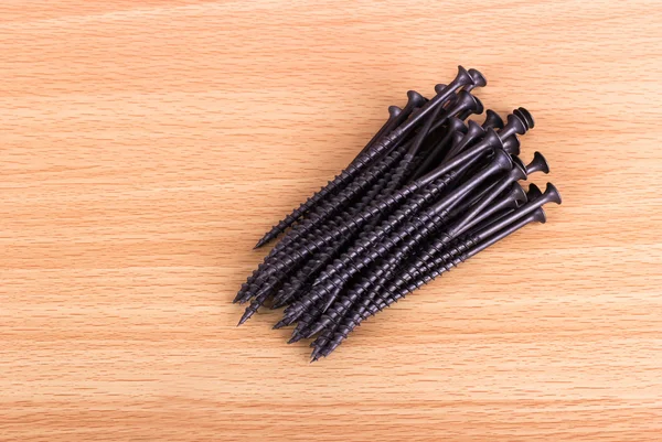 Hafif ahşap arka plan üzerinde çivi