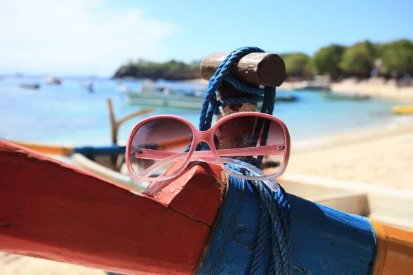 Endonezya 'daki Lembongan Adası' nda kadın güneş gözlüğü.