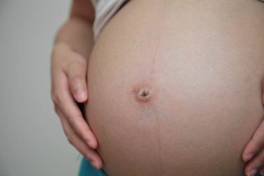 Hamile bir kadın yeni bir hayatın keyfini çıkarır. Tanrı yeni doğmuş bir bebeğin doğumunu lütfetti.