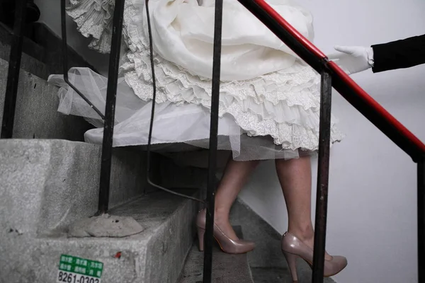 Bride Purple Gray Shoes Goes Downstair — Stock Photo, Image