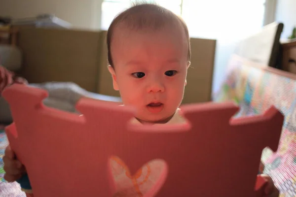 Pequeno Bebê Segurando Algo Assistindo — Fotografia de Stock