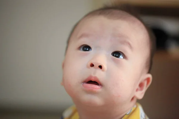 Süper Sevimli Erkek Bebek Yukarı Bakıyor — Stok fotoğraf