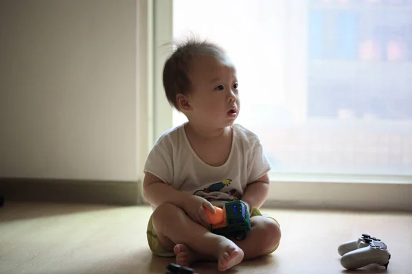 Kleine Baby Zittend Woonkamer Met Een Speelgoedauto — Stockfoto