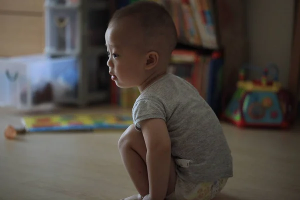 Piccolo Bambino Accovacciato Sul Pavimento Del Soggiorno — Foto Stock