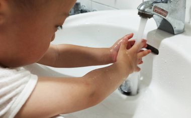 Virüs istilasını önlemek ve bulaşıcı zatürree-COVID-19 'u önlemek için çocukların ellerini yıkayın.