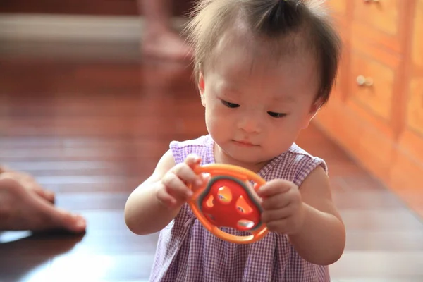 Азійське Дитя Зосереджується Грі Іграшками — стокове фото
