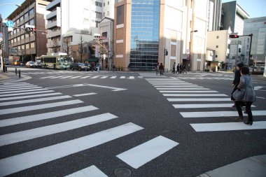 Kyoto, Japonya-11 Mart 2013: Kyoto sokakları. İnsanlar kesişiyor