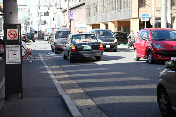 Kyoto, Japonya-11 Mart 2013: Taksi ve Kyoto sokaklarındaki insanlar
