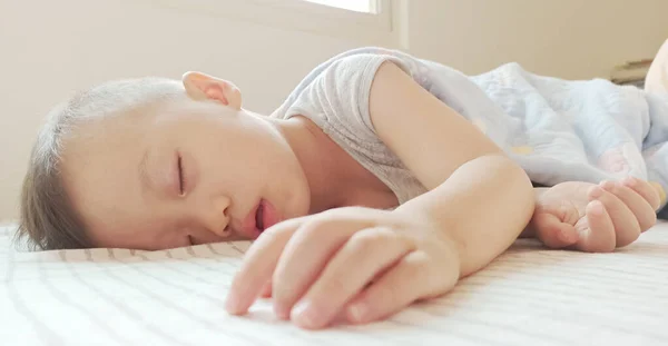 Хлопчик Спить Боці Ліжка — стокове фото