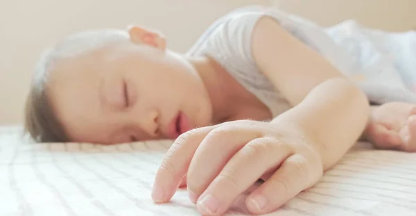 Хлопчик Спить Боці Ліжка — стокове фото