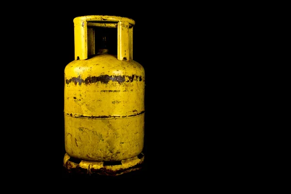 Propan gazı tankı siyah arka plan üzerine