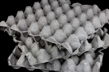 Siyah bir zemin üzerine yumurta tepsiler