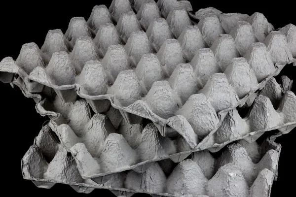 Siyah bir zemin üzerine yumurta tepsiler