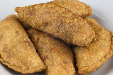 Köri Puffs beyaz bir plaka üzerinde