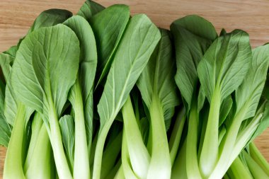 Ahşap masa Bok Choy yapraklarda