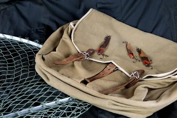 Bolsa de pesca y red de aterrizaje con señuelos en abrigo al aire libre —  Fotos de Stock