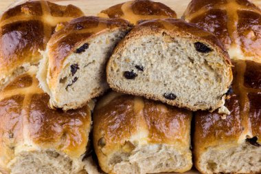 Sıcak ahşap tepsi üzerinde çapraz Paskalya çöreği