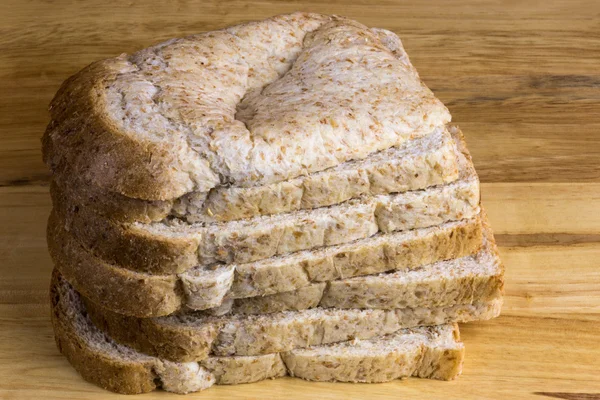 ボード木製パン全粒粉パンのスライス — ストック写真