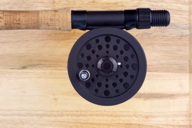 Sinek çubuk kolu ve Reel ahşap arka plan üzerinde