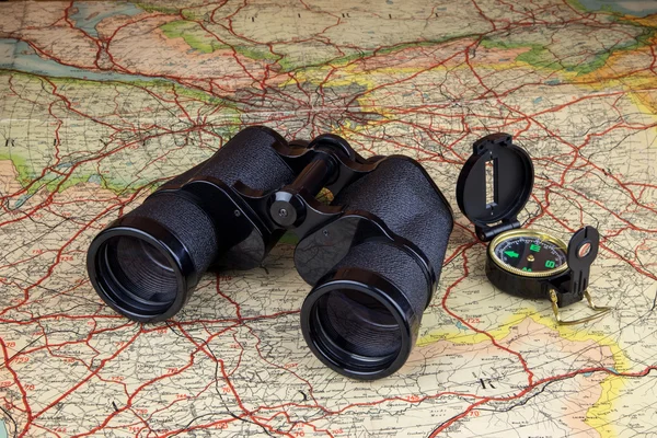 双筒望远镜和指南针老路线地图 — 图库照片