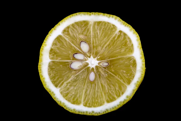 Siyah bir arka plan üzerinde izole limon kesilmiş