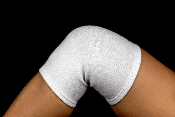 Siyah arka plan üzerine elastik diz destek