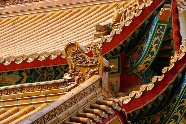 Çinli Budist tapınağı çatı — Stok fotoğraf