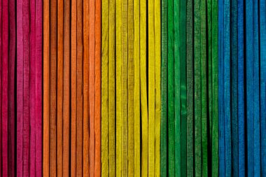 Renkli ahşap sopa yan yana dizilir