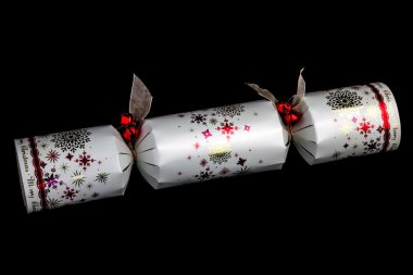 Siyah bir arka plan üzerinde Noel fişeği