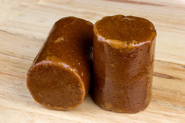 Palm şeker veya Gula Melaka bir ahşap yüzeye