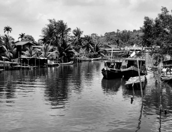 Monochrome Borneo River Fishing Village Scene — Stock Photo, Image