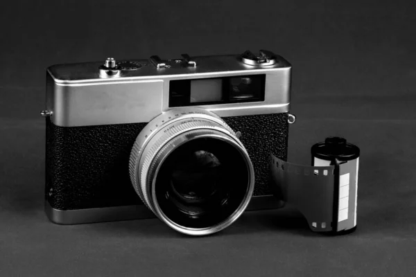 Monochrome Vintage Film Entfernungsmesser Kamera Mit Filmrolle — Stockfoto