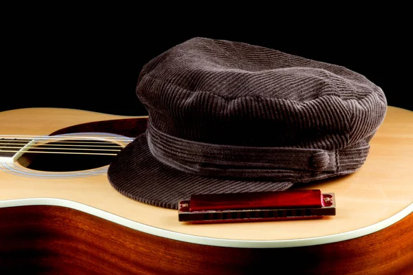 Akustik Gitarlı Kadife Şapka Siyah Arka Planda Mızıka — Stok fotoğraf