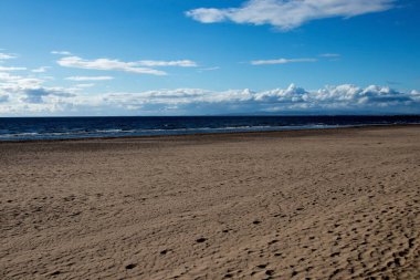 Alacakaranlıktaki ıssız sahil manzarası.