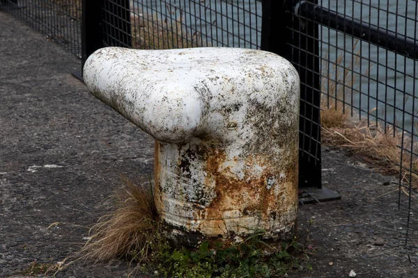 Deniz kıyısındaki bir iskelede eski bir nakliye gemisi.