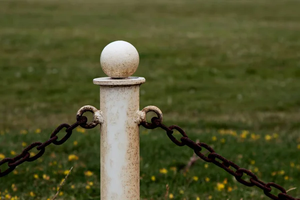 Παλιά Μεταλλική Αλυσίδα Φράχτη Stanchion Φράχτη Αλυσίδα Ένα Πάρκο Χώρα — Φωτογραφία Αρχείου