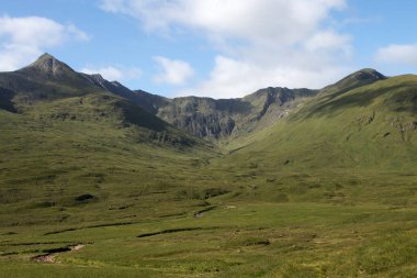 Glencoe İskoçya 'daki uzak tepeler ve vadiler