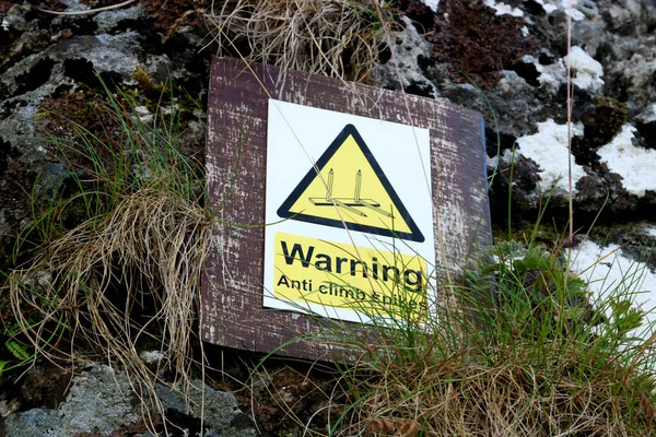 Warnschild Gegen Kletterspitzen Alter Steinburg Mauer — Stockfoto