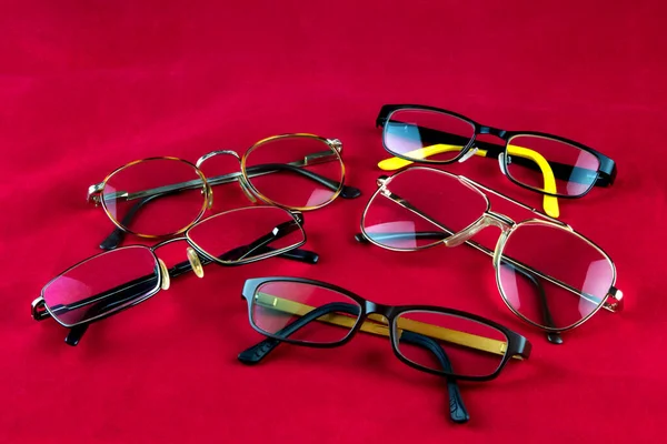 Vários Óculos Dispostos Uma Toalha Mesa Vermelha — Fotografia de Stock